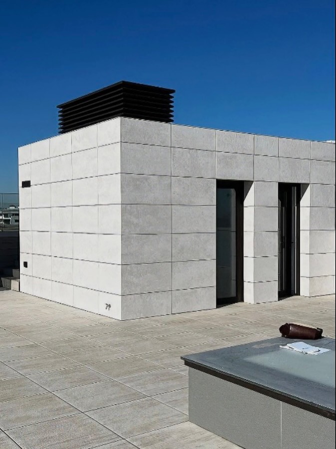 Espacio exterior terminado en azotea con revestimiento de gran formato